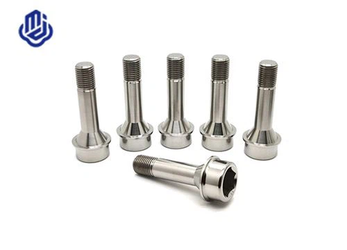 Ferrari titánové skrutky náboja kolies